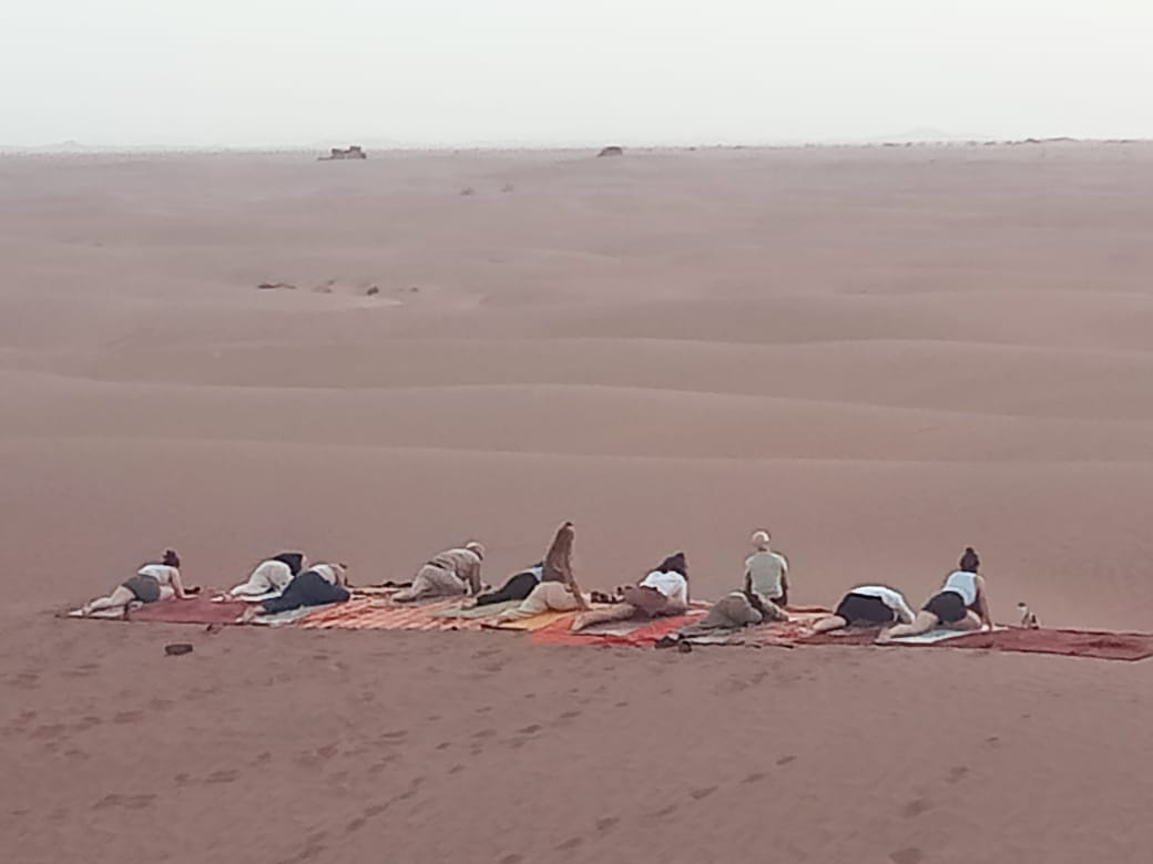 Yoga dans le désert